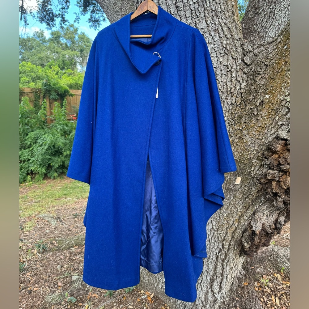 RARE Vtg.Beekman Place 80% Wool Cobalt Blue Dead Stock lined cape..Size L